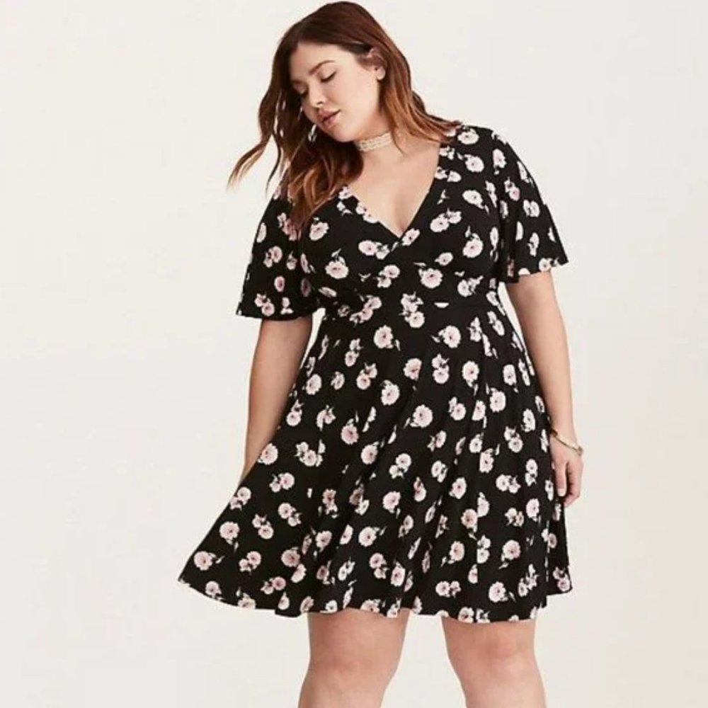 TORRID BLACK FLORAL FLUTTER SLEEVE DRESS